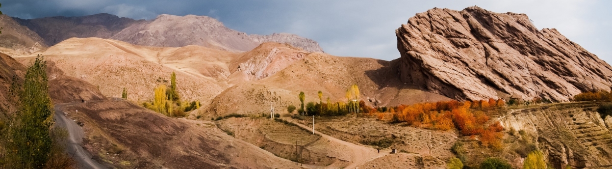 Remains of Alamut Castle Clinging to a Crag above the valley of the Assassins Iran (Julia Maudlin)  [flickr.com]  CC BY 
Informazioni sulla licenza disponibili sotto 'Prova delle fonti di immagine'